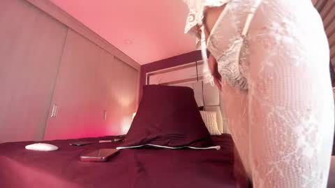 _bellaswwet_ online show from April 19, 2:01 am