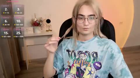 _meow_neko_ online show from April 17, 9:27 pm