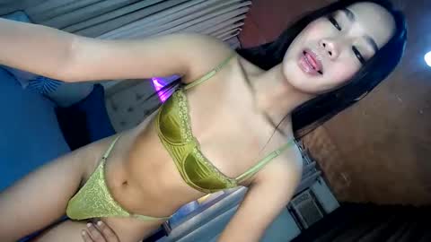 Snapshot of _ursweetapple_ chatting on January 23, 6:03 pm MS. apple online show from January 23, 6:03 pm