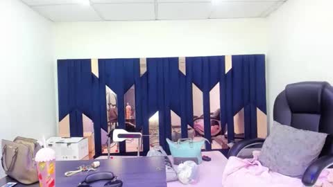 aisha_hotts777 online show from April 28, 3:33 am