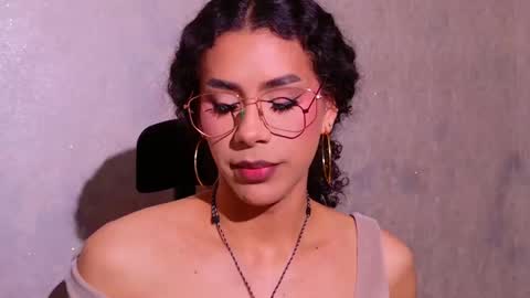 Queen Dumont   online show from February 8, 7:20 pm