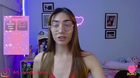 Snapshot of allisonblossom chatting on December 3, 10:23 pm online show from December 3, 10:23 pm