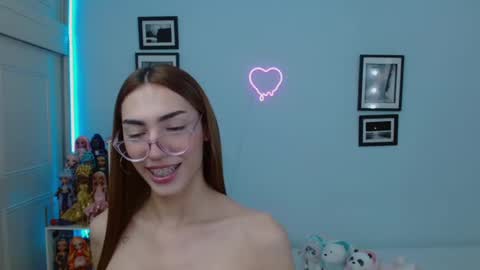 Snapshot of allisonblossom chatting on February 7, 1:25 am online show from February 7, 1:25 am