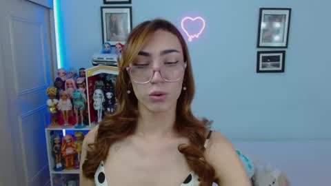 Snapshot of allisonblossom chatting on March 4, 8:27 pm online show from March 4, 8:27 pm