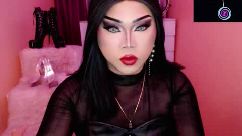 Snapshot of amiadoll chatting on October 23, 1:59 pm Queen Mireska online show from October 23, 1:59 pm