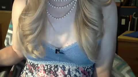 Snapshot of anniegurl chatting on November 2, 9:29 am anniegurl online show from November 2, 9:29 am