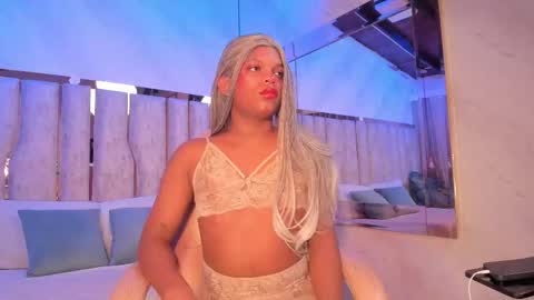 ariana_grande233 online show from March 19, 11:43 am