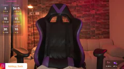 Snapshot of ashleyyfox_ chatting on September 22, 2:17 am Ashley Fox online show from September 22, 2:17 am