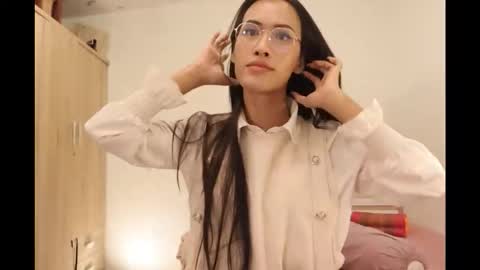 bee_thai online show from November 7, 7:47 pm