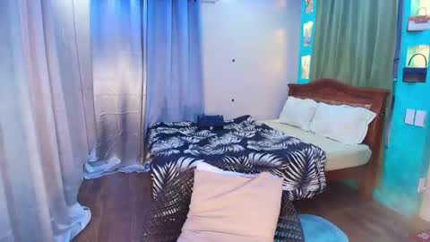 bombshelllaurax online show from April 30, 4:18 am