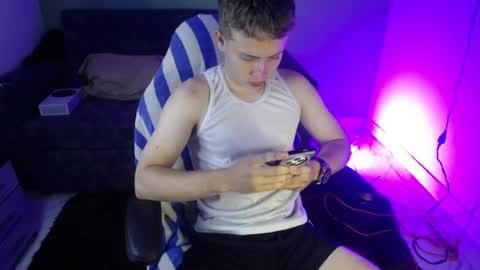 cristopher_2004 online show from June 30, 2:33 am