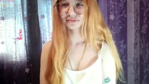 Snapshot of cucumber_kringe chatting on October 25, 7:14 am Sia online show from October 25, 7:14 am