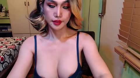 Snapshot of deliciosats chatting on February 26, 2:15 am Mercedes online show from February 26, 2:15 am