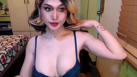 Snapshot of deliciosats chatting on March 4, 2:06 am Mercedes online show from March 4, 2:06 am