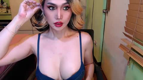 Snapshot of deliciosats chatting on March 6, 1:21 am Mercedes online show from March 6, 1:21 am