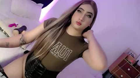 Snapshot of deluxetgirl69 chatting on October 23, 8:07 am Chesca online show from October 23, 8:07 am