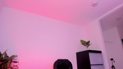 doll_isa_ online show from May 20, 4:40 am