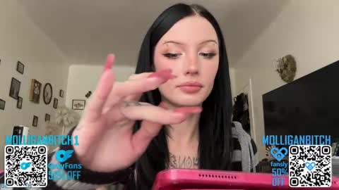 Evelyn online show from April 29, 9:32 pm