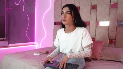 fernanda_thail_ online show from April 10, 8:25 pm