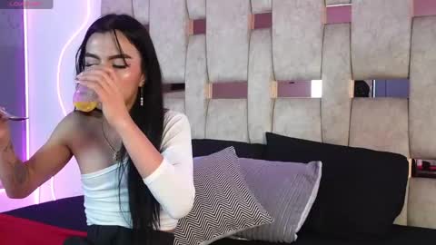 fernanda_thail_ online show from April 18, 7:58 pm