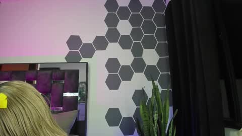 Snapshot of ghadats chatting on December 28, 9:09 am L A U R A online show from December 28, 9:09 am