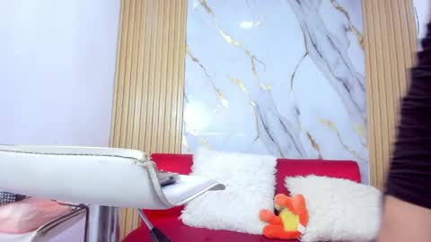 LULU online show from April 25, 4:26 pm