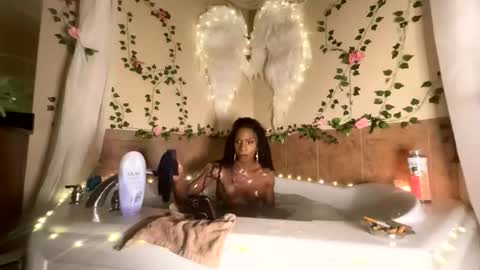 Snapshot of luvvlee chatting on October 24, 8:36 pm luvvlee online show from October 24, 8:36 pm