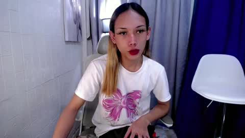 Mocah online show from June 19, 2:43 pm