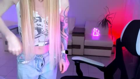 Meeeow  opening hours are from 2200 in New York online show from December 4, 2:16 am