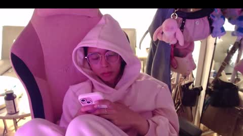 Snapshot of monstercockselfsuck chatting on December 10, 9:33 pm ELYSE A SIMPLE GIRL online show from December 10, 9:33 pm