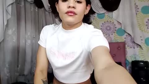 Snapshot of moon_roxee chatting on January 1, 5:11 pm moon_roxee online show from January 1, 5:11 pm