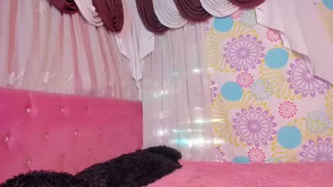 Snapshot of moon_roxee chatting on February 24, 7:41 pm moon_roxee online show from February 24, 7:41 pm