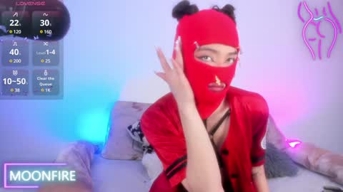 Snapshot of moonfiredance chatting on December 10, 10:05 am Nicky  online show from December 10, 10:05 am