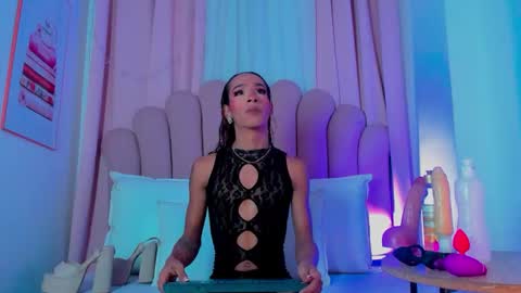 nicolemadrird online show from September 18, 3:34 am