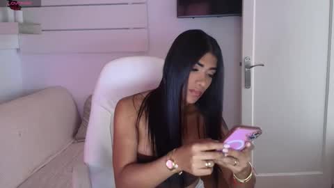 Snapshot of niickylovee chatting on October 9, 9:33 am Nicolle Bustamante online show from October 9, 9:33 am