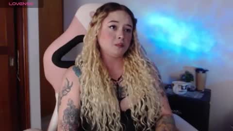 Snapshot of ninaxxstorm chatting on October 15, 2:11 am Nina online show from October 15, 2:11 am