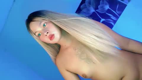 Snapshot of pretty_little_baby28 chatting on October 22, 10:02 pm Flor online show from October 22, 10:02 pm