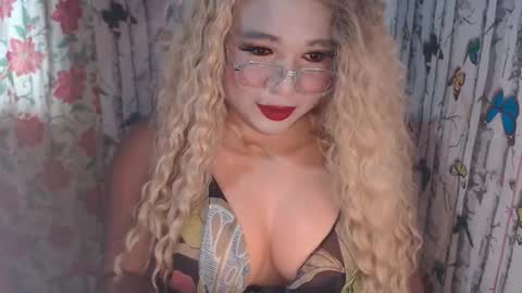 queenlexie_moore online show from December 19, 5:12 am
