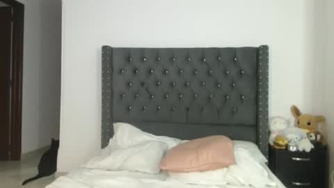 sararoussee online show from February 24, 2:37 am