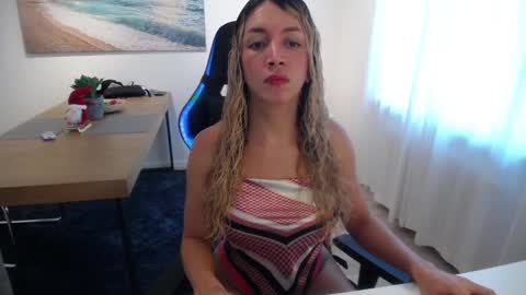 Snapshot of shellsy_hans chatting on January 6, 10:46 am Shellsy H   online show from January 6, 10:46 am