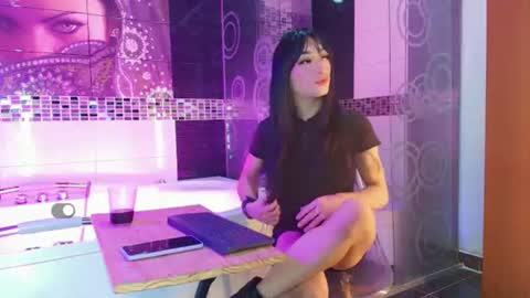 Small Hot19 online show from June 10, 9:19 am