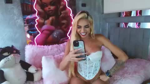 instagram    evalunavelez1. online show from January 15, 7:55 pm