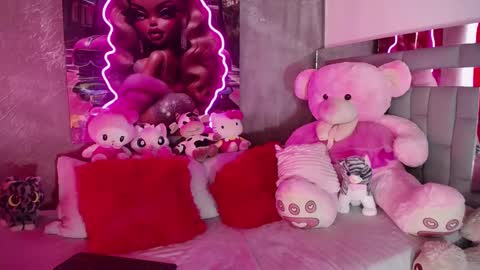 instagram    evalunavelez1. online show from September 13, 5:52 pm