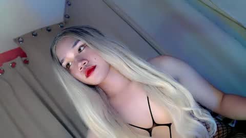 Snapshot of streetlustgirl chatting on December 23, 2:35 am lexie online show from December 23, 2:35 am