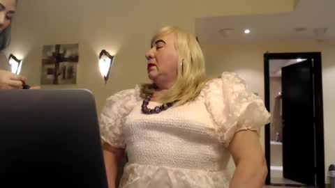 Snapshot of suzannebanci chatting on February 7, 4:03 pm My name is Sissy or more fully Suzanna Aprilia Maria Mariquita Catarina Chinita Banci. Soy una puta - que chimba ladybug online show from February 7, 4:03 pm