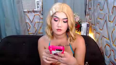 tiarrafoxs online show from April 27, 2:26 pm