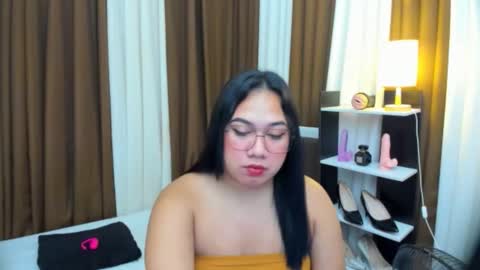 Snapshot of tsuncutkaren chatting on October 22, 11:52 pm Karen Oquio online show from October 22, 11:52 pm