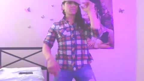 Snapshot of uandme_baby chatting on February 22, 9:23 am Azelia B online show from February 22, 9:23 am