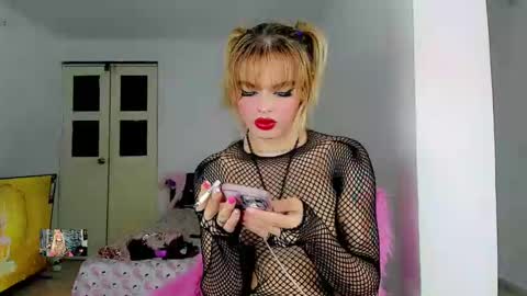 Snapshot of xthesexyboyx chatting on February 11, 6:08 am Femboy Exotic online show from February 11, 6:08 am