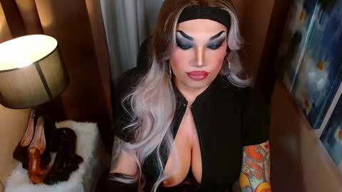 QUEEN MADISON  online show from February 6, 5:24 am